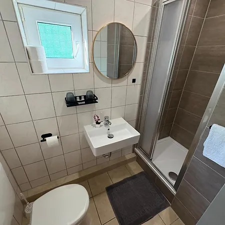 Inn Knezevic *